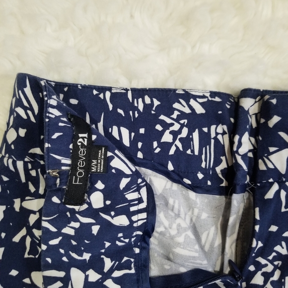Forever 21 blue and white pattern mini skirt. M - Picture 6 of 9